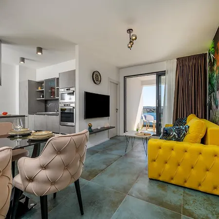 Apartment Lux Xyz *